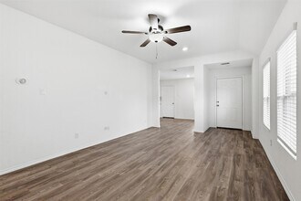 1223 Blue Hazel Ct in Pinehurst, TX - Foto de edificio - Building Photo