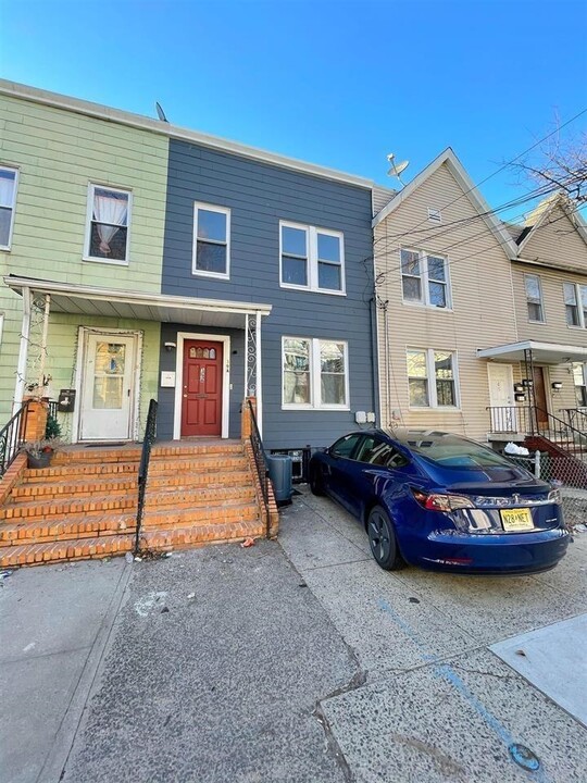 39A Romaine Ave in Jersey City, NJ - Building Photo