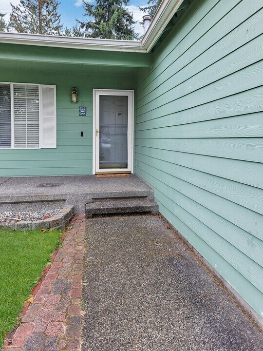 1822 22nd Ave SE in Puyallup, WA - Building Photo