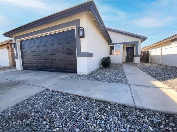14433 Green River Rd in Victorville, CA - Building Photo
