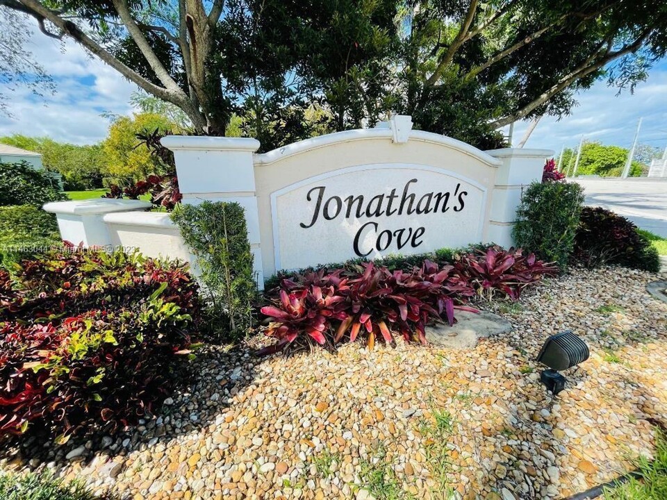 4855 Palmbrooke Cir in West Palm Beach, FL - Foto de edificio