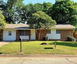 605 Pershing Dr in Denton, TX - Building Photo