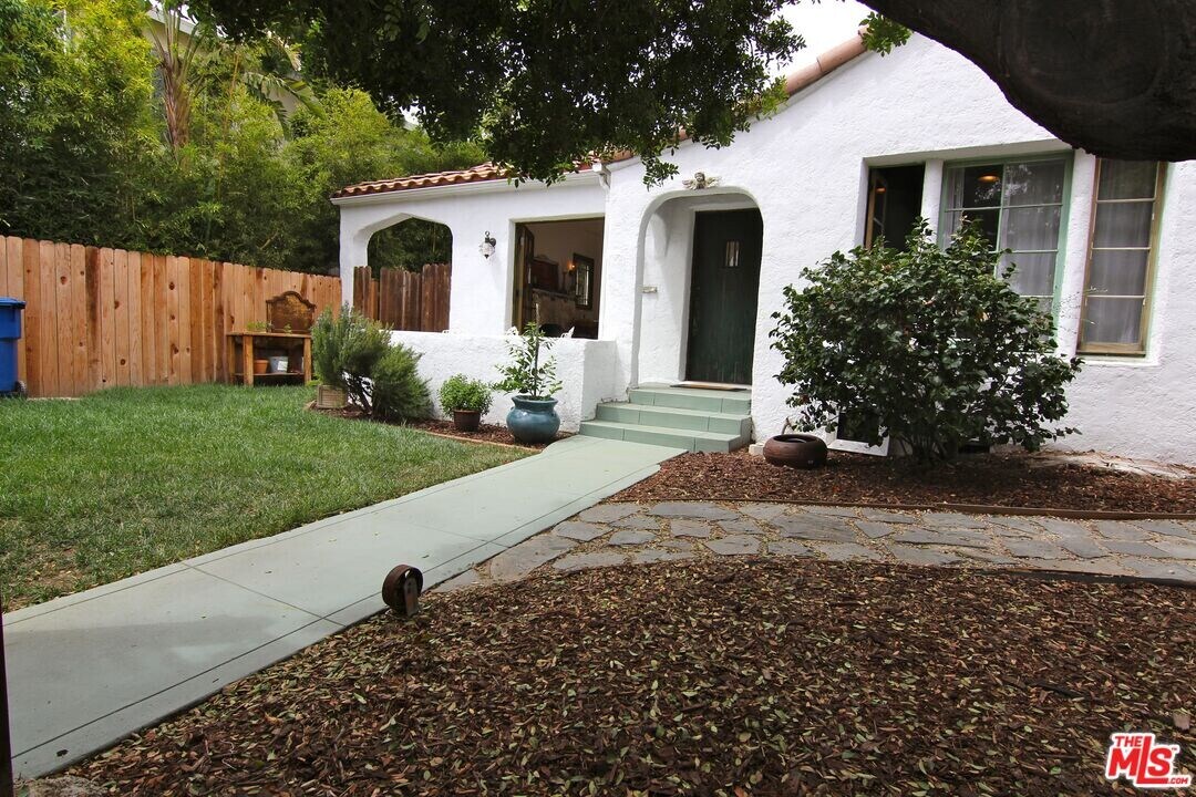 745 Vernon Ave in Los Angeles, CA - Building Photo