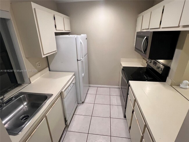586 Westree Ln in Plantation, FL - Building Photo - Building Photo