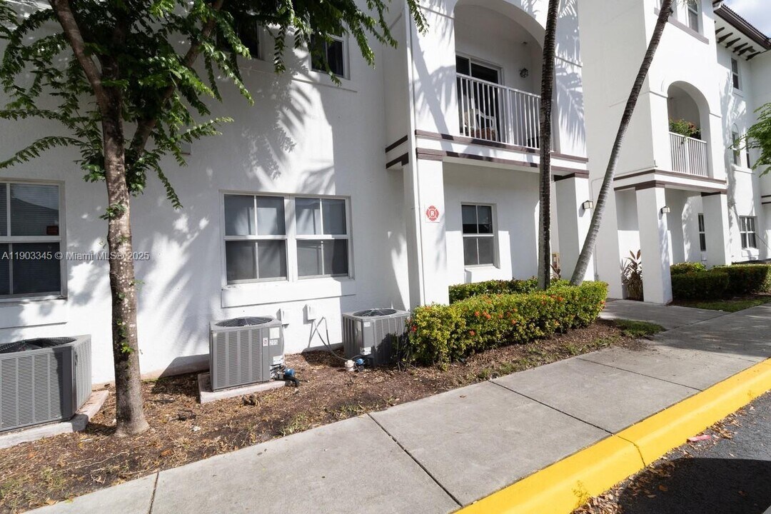 8740 NW 97th Ave in Doral, FL - Foto de edificio