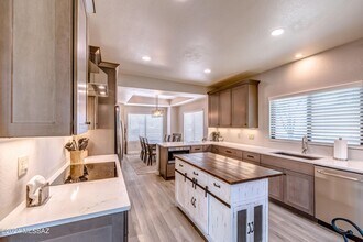 1184 Cam Diestro in Oro Valley, AZ - Building Photo - Building Photo