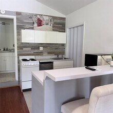 2633 NE 32nd St in Fort Lauderdale, FL - Building Photo - Building Photo