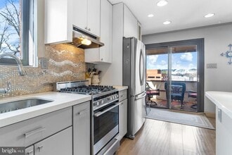 1593 N Colonial Terrace in Arlington, VA - Building Photo - Building Photo