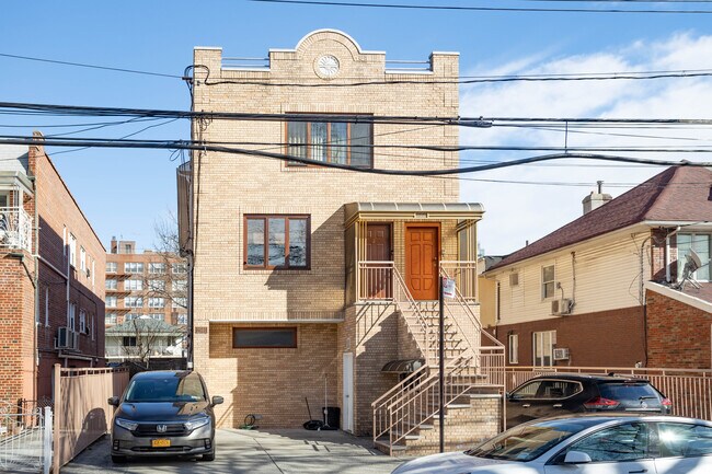 2561 E 11th St in Brooklyn, NY - Foto de edificio - Building Photo