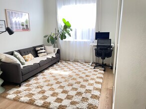 4048 Clarewood Way in Sacramento, CA - Building Photo - Building Photo