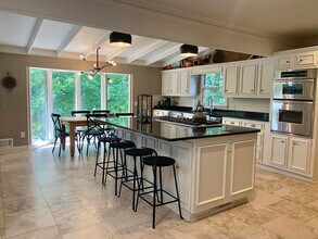 330 Lake Crest Dr in Roswell, GA - Building Photo - Building Photo