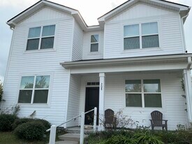 208 Clearwater Cir in Port Wentworth, GA - Building Photo