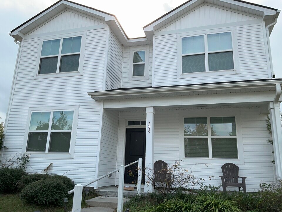 208 Clearwater Cir in Port Wentworth, GA - Foto de edificio