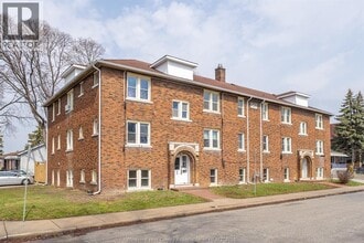 706 Elliott St E in Windsor, ON - Foto de edificio - Building Photo