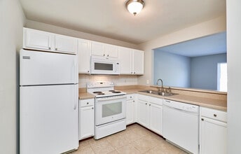 Courtland Manor in Shrewsbury, MO - Building Photo - Building Photo