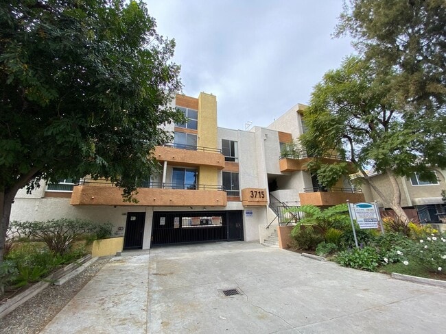 3715 S Canfield Ave in Los Angeles, CA - Foto de edificio - Building Photo