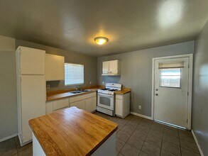326 May St in Bakersfield, CA - Building Photo - Building Photo