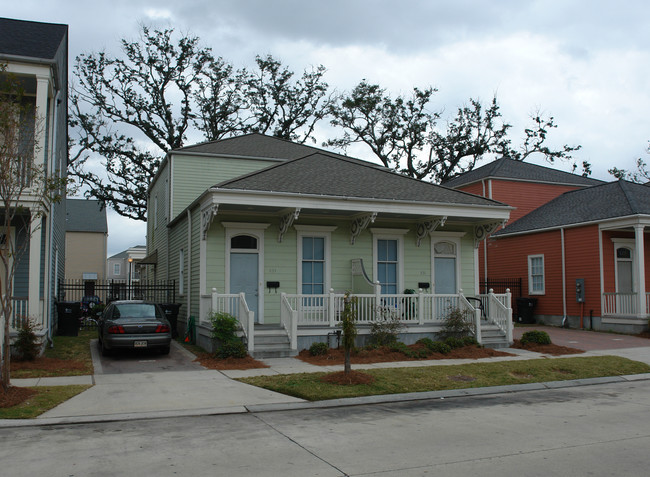 833 Adele Dr in New Orleans, LA - Foto de edificio - Building Photo