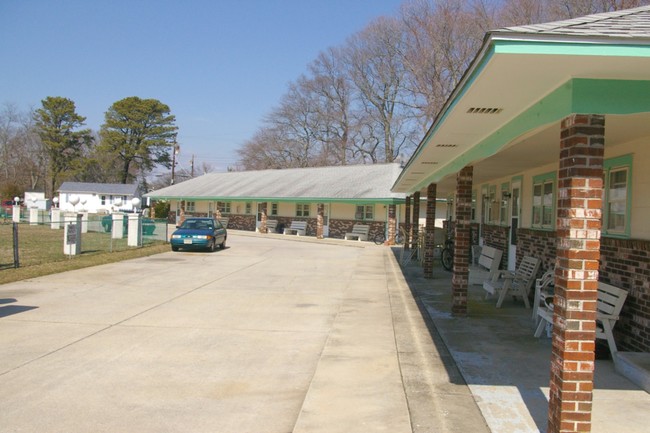 Manor Lake Apartments in Villas, NJ - Building Photo - Building Photo