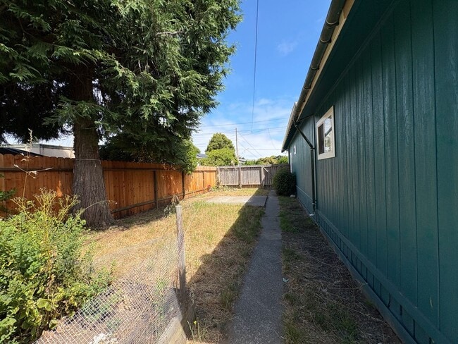 property at 723 W Long St