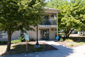 Monona Shores Apartments in Madison, WI - Foto de edificio - Building Photo