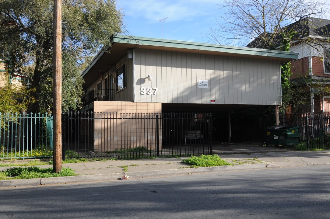 337 E Magnolia St in Stockton, CA - Building Photo