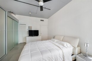 1700 Meridian Ave, Unit 30 in Miami Beach, FL - Building Photo - Building Photo