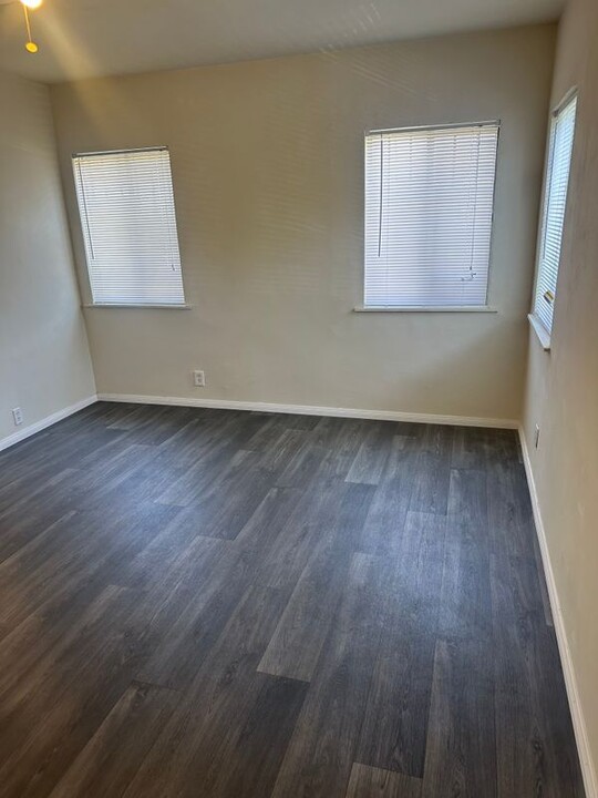 932 W 71st St in Los Angeles, CA - Building Photo