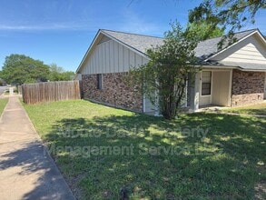 1614 W Braker Ln in Austin, TX - Building Photo - Building Photo