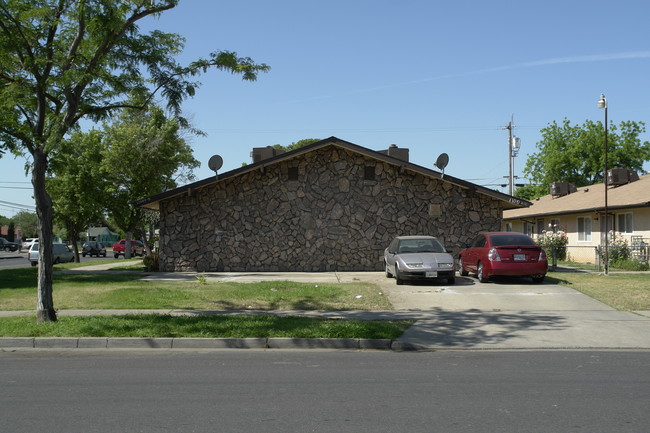 1100-1110 W 12th St in Merced, CA - Building Photo - Building Photo