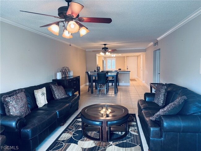 2264 Winkler Ave in Ft. Myers, FL - Foto de edificio - Building Photo