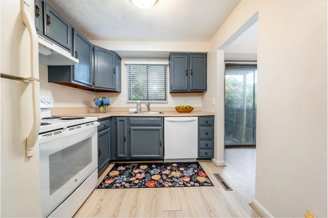 329 W Main St, Unit Unit30 in Hyannis, MA - Building Photo