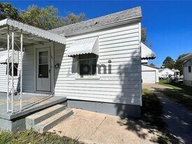 1910 W Grand Ave in Decatur, IL - Building Photo