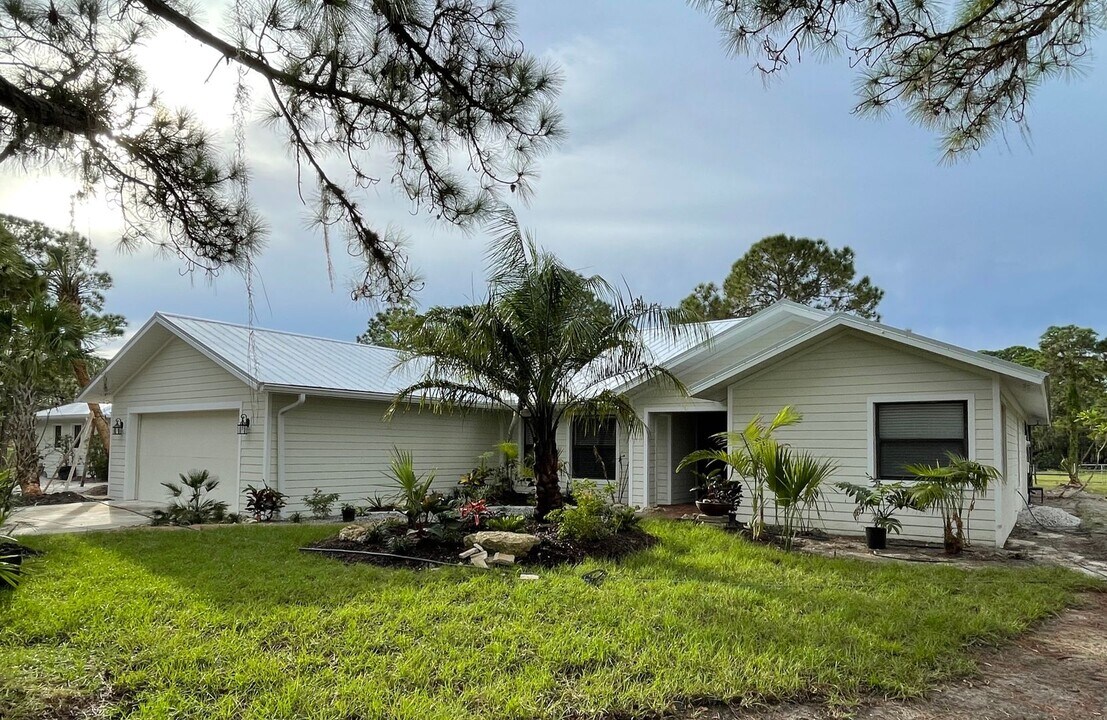 242 Snyder Dr in Venice, FL - Building Photo