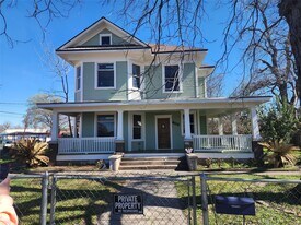 403 Farquhar St in Navasota, TX - Building Photo