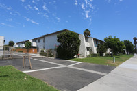 Crown Villa Apartments in Garden Grove, CA - Foto de edificio - Building Photo