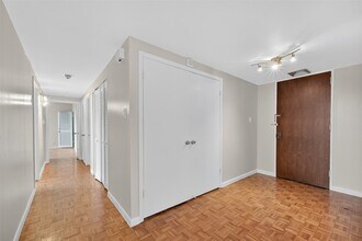 5001 Woodway Dr, Unit 1804 in Houston, TX - Foto de edificio - Building Photo