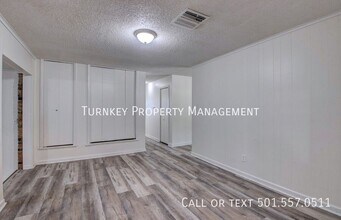 319 Malibu Dr in Little Rock, AR - Foto de edificio - Building Photo