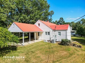 82 Sand Hill School Rd in Candler, NC - Building Photo