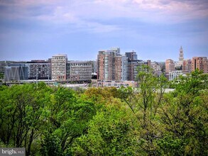 5903 Mt Eagle Dr in Alexandria, VA - Foto de edificio - Building Photo