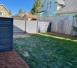 2834 NE Killingsworth St, Unit B in Portland, OR - Building Photo - Building Photo