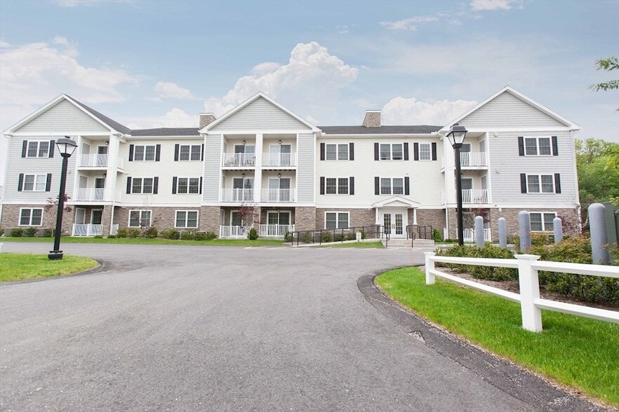 21 Messenger St, Unit 208 in Plainville, MA - Foto de edificio