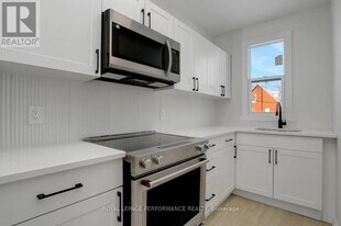 9 Larch St in Ottawa, ON - Building Photo