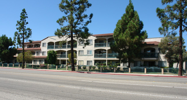 Huntington Breeze 55+ in Huntington Beach, CA - Building Photo - Building Photo