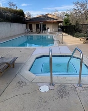 817 Warwick Ave in Thousand Oaks, CA - Foto de edificio - Building Photo