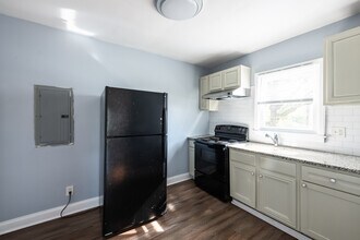 1443 Venetian Dr SW in Atlanta, GA - Building Photo - Building Photo