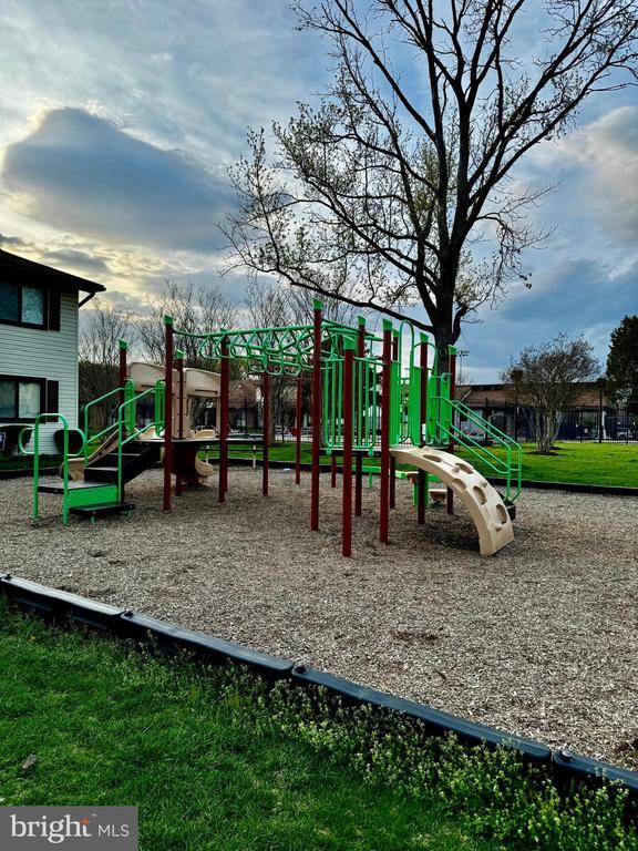 8402 Jinetes Ct in Alexandria, VA - Building Photo - Building Photo