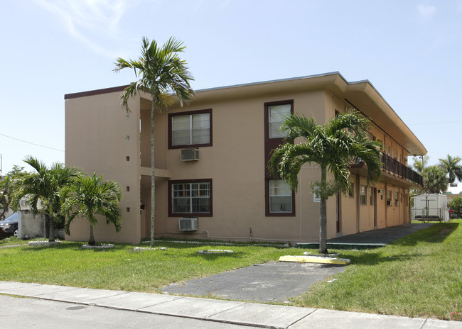 1860 S Glades Dr in North Miami Beach, FL - Foto de edificio - Building Photo