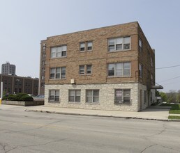 114 N Spring St in Elgin, IL - Building Photo - Building Photo