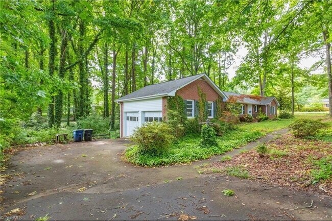 2601 Loch Dr in Winston-Salem, NC - Building Photo - Building Photo